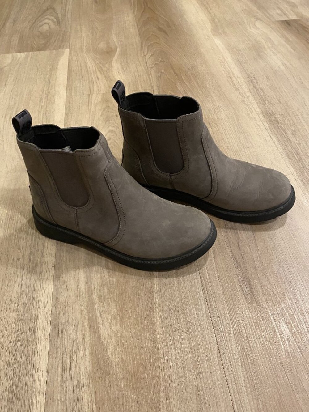UGG Chelsea Bolden Boots Fits Women’s 5.5-6 Kids Size 4 Taupe Like New! - Picture 6 of 13
